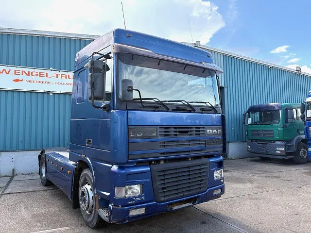 DAF 95.380 XF SPACECAB (EURO 2 / ZF16 MANUAL GEARBOX / HYDRAULIC KIT / P.T.O. / SIDE SKIRTS / AIRCONDITIONING) - Тягач: фото 2 DAF 95.380 XF SPACECAB (EURO 2 / ZF16 MANUAL GEARBOX / HYDRAULIC KIT / P.T.O. / SIDE SKIRTS / AIRCONDITIONING) - Тягач: фото 2