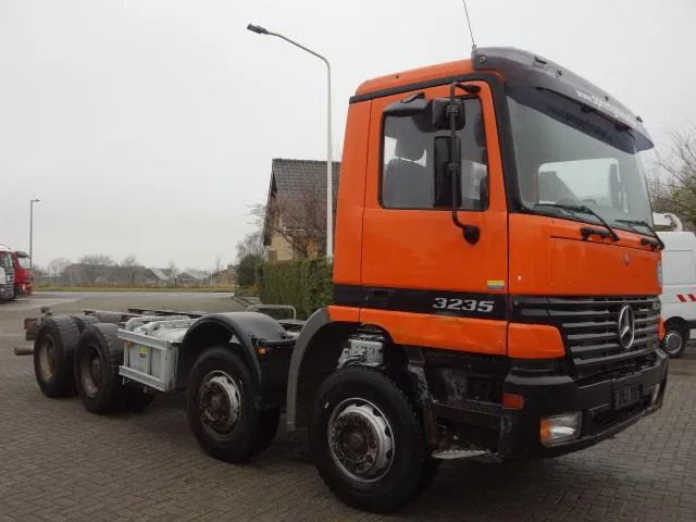 Mercedes-Benz Actros 3235 8x4 steelsprings,manual gearbox - Грузовик-шасси: фото 1 Mercedes-Benz Actros 3235 8x4 steelsprings,manual gearbox - Грузовик-шасси: фото 1