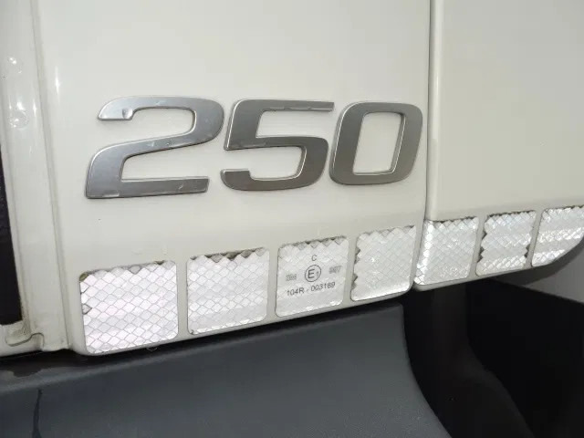 Volvo FL FL250 isothermic box - Грузовик с закрытым кузовом: фото 2 Volvo FL FL250 isothermic box - Грузовик с закрытым кузовом: фото 2