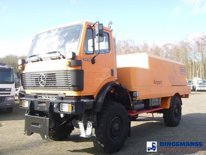 Mercedes-Benz SK 2031 4x4x4 Schmidt CJS9 airport sweeper snow plough - Снегоуборочная машина: фото 4 Mercedes-Benz SK 2031 4x4x4 Schmidt CJS9 airport sweeper snow plough - Снегоуборочная машина: фото 4
