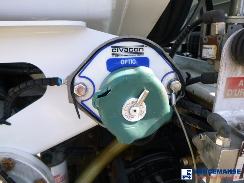 Фото интерьера 1: Грузовик-цистерна Renault Premium 270.19 4x2 fuel tank 13 m3 / 4 comp