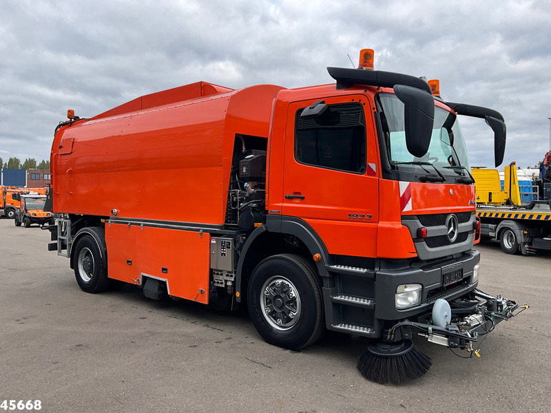 Mercedes-Benz Axor 1833 4x4 Schörling SORF Schienenreinigungs/Railway sweeper Just 38.680 Km! - Подметально-уборочная машина: фото 5 Mercedes-Benz Axor 1833 4x4 Schörling SORF Schienenreinigungs/Railway sweeper Just 38.680 Km! - Подметально-уборочная машина: фото 5