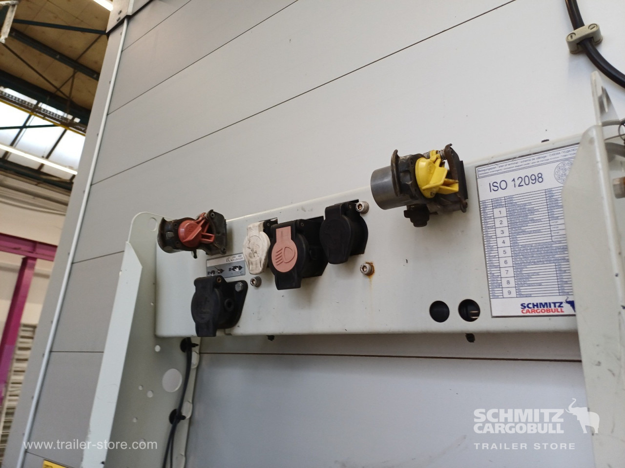 SCHMITZ Auflieger Curtainsider Standard - Тентованный полуприцеп: фото 2 SCHMITZ Auflieger Curtainsider Standard - Тентованный полуприцеп: фото 2