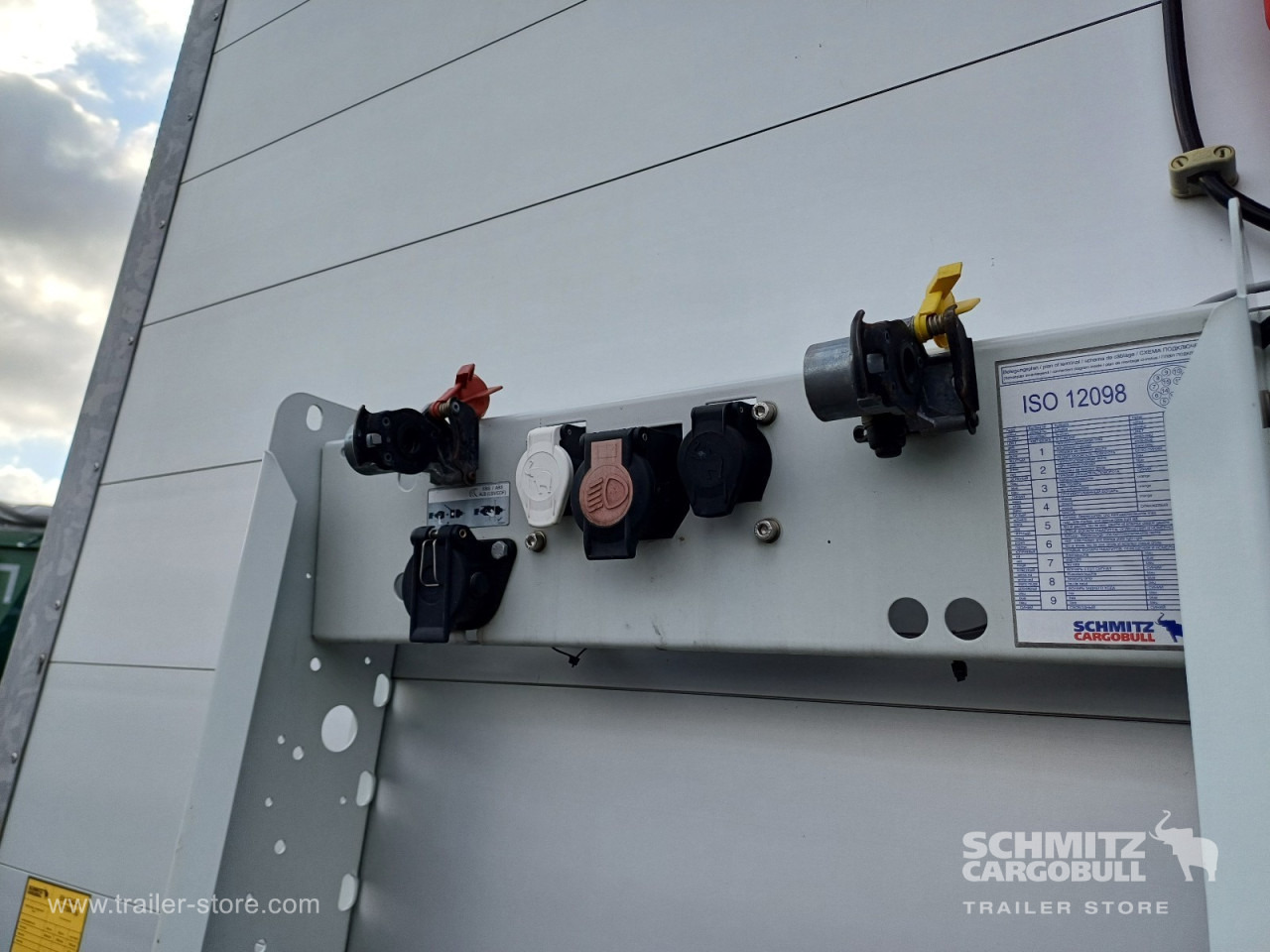 SCHMITZ Auflieger Curtainsider Standard - Тентованный полуприцеп: фото 2 SCHMITZ Auflieger Curtainsider Standard - Тентованный полуприцеп: фото 2