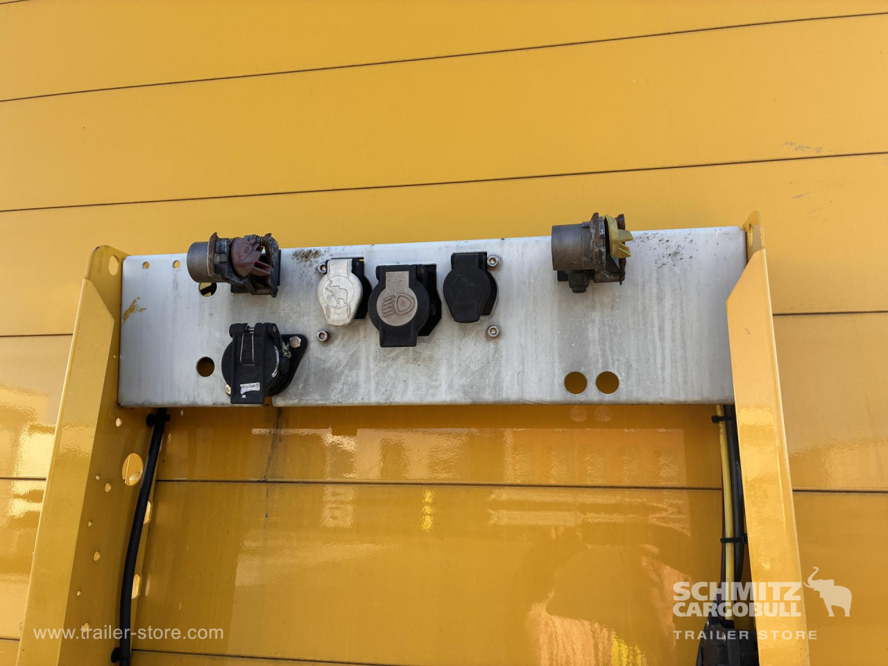 SCHMITZ Auflieger Trockenfrachtkoffer Standard - Полуприцеп-фургон: фото 2 SCHMITZ Auflieger Trockenfrachtkoffer Standard - Полуприцеп-фургон: фото 2