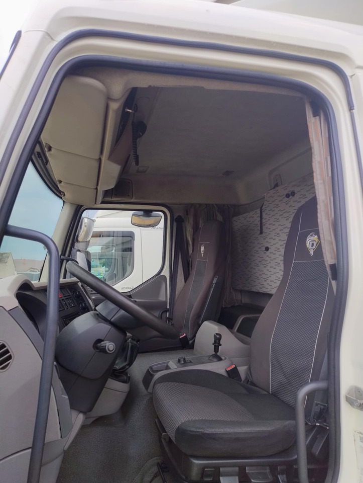 DAF LF 250 / Curtainsider 18 EPAL / sleeping cab - Тентованный грузовик: фото 4 DAF LF 250 / Curtainsider 18 EPAL / sleeping cab - Тентованный грузовик: фото 4