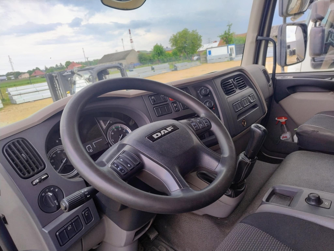 DAF LF 250 / Curtainsider 18 EPAL / sleeping cab - Тентованный грузовик: фото 5 DAF LF 250 / Curtainsider 18 EPAL / sleeping cab - Тентованный грузовик: фото 5