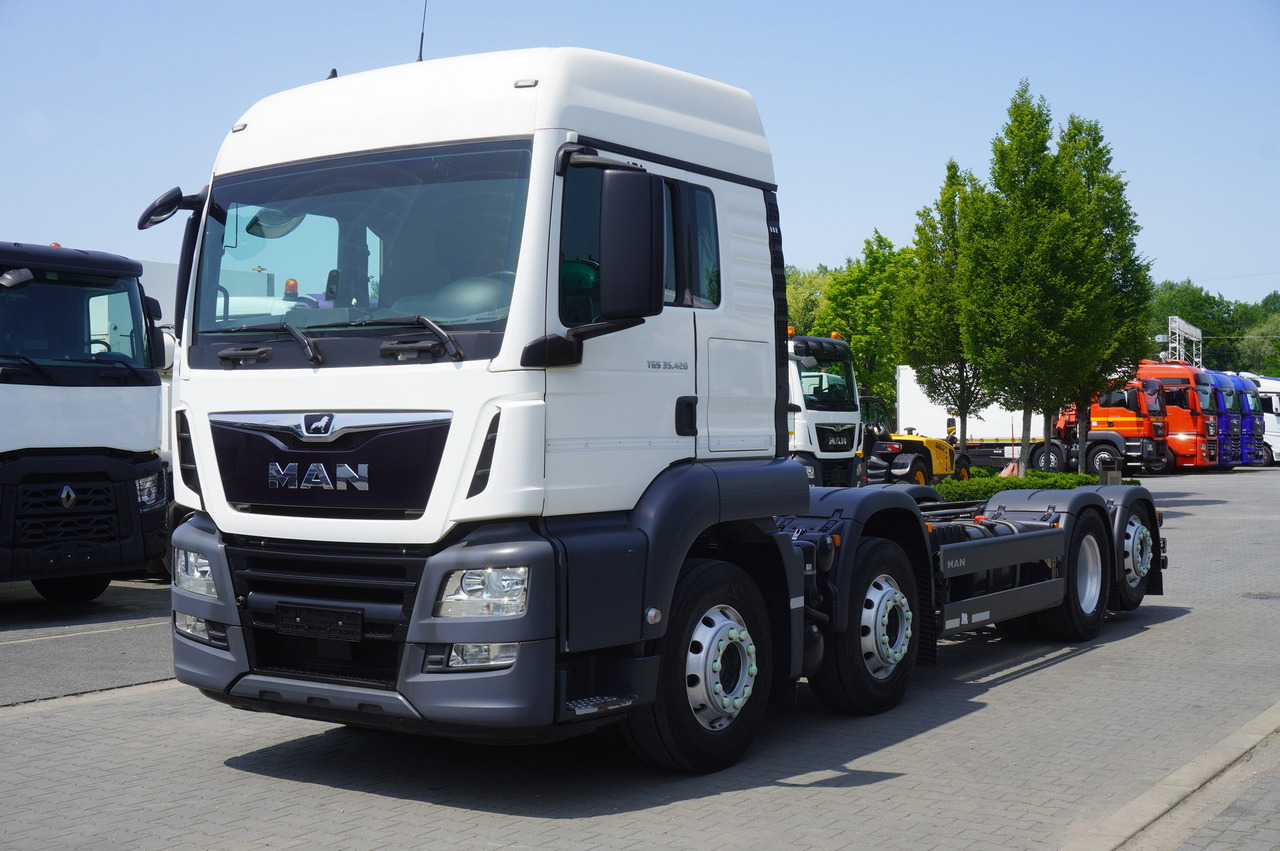 MAN TGS 35.420 8x2 / Chassis 6.4 m / 3 steered axles - Грузовик-шасси: фото 2 MAN TGS 35.420 8x2 / Chassis 6.4 m / 3 steered axles - Грузовик-шасси: фото 2