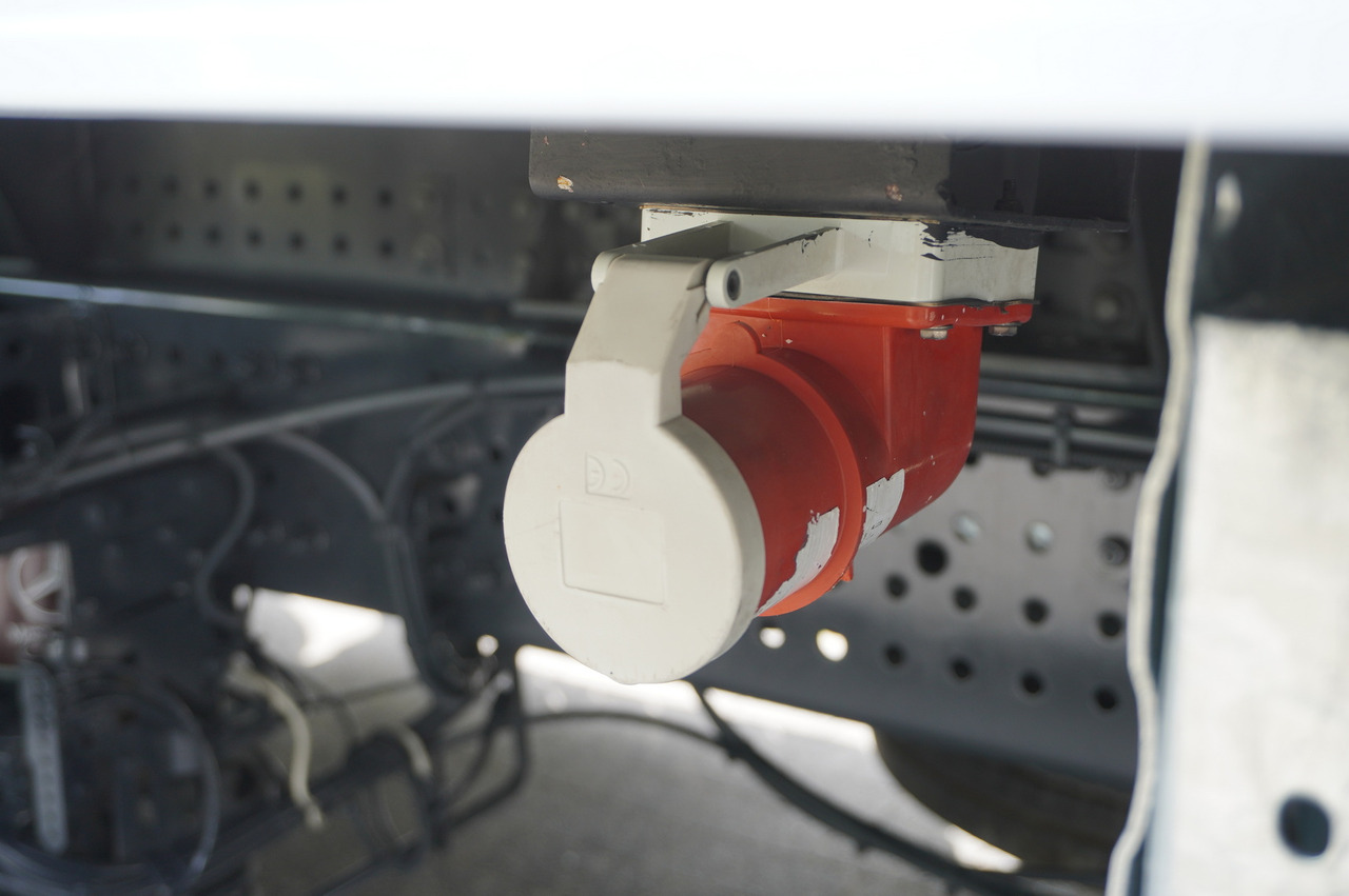 Рефрижератор MERCEDES-BENZ Actros 1824 / Refrigerator 22 EPAL / Carrier Supra 850 / Sleeping cabin: фото 9 Рефрижератор MERCEDES-BENZ Actros 1824 / Refrigerator 22 EPAL / Carrier Supra 850 / Sleeping cabin: фото 9