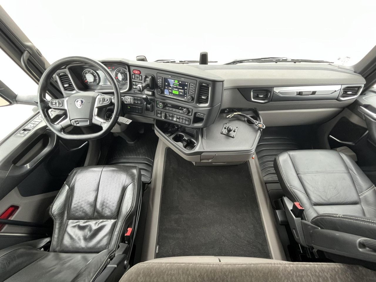 Грузовик-шасси SCANIA R560 B8x4*4 / Chassis / sleeper cab / Power take-off: фото 9 Грузовик-шасси SCANIA R560 B8x4*4 / Chassis / sleeper cab / Power take-off: фото 9