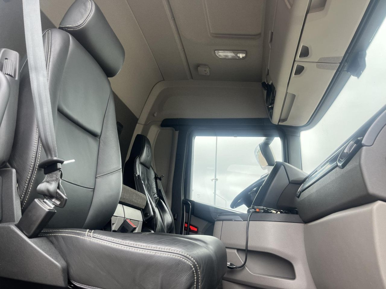 Грузовик-шасси SCANIA R560 B8x4*4 / Chassis / sleeper cab / Power take-off: фото 12 Грузовик-шасси SCANIA R560 B8x4*4 / Chassis / sleeper cab / Power take-off: фото 12