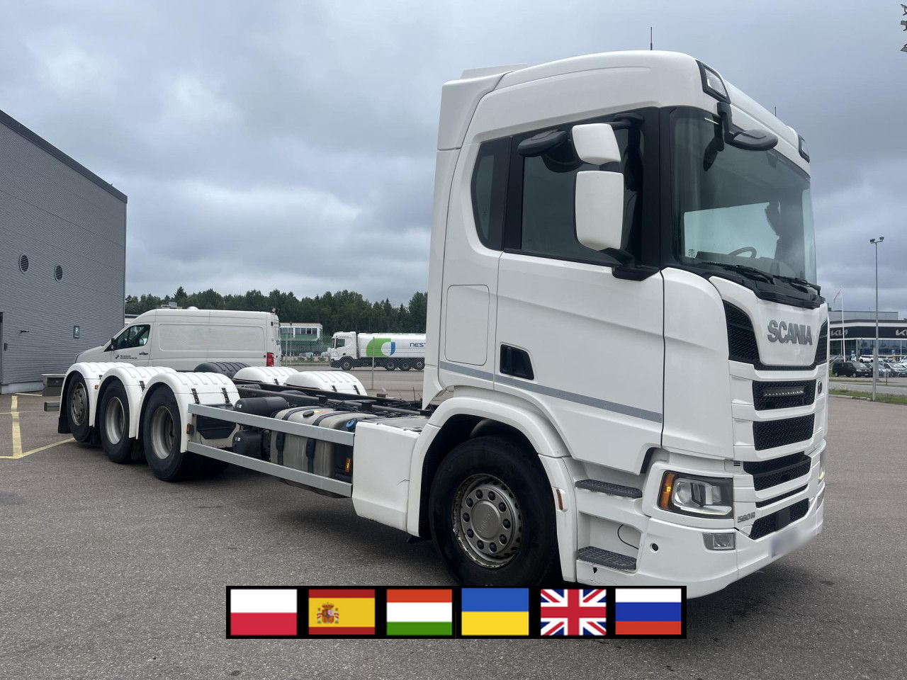 SCANIA R560 B8x4*4 / Chassis / sleeper cab / Power take-off - Грузовик-шасси: фото 1 SCANIA R560 B8x4*4 / Chassis / sleeper cab / Power take-off - Грузовик-шасси: фото 1
