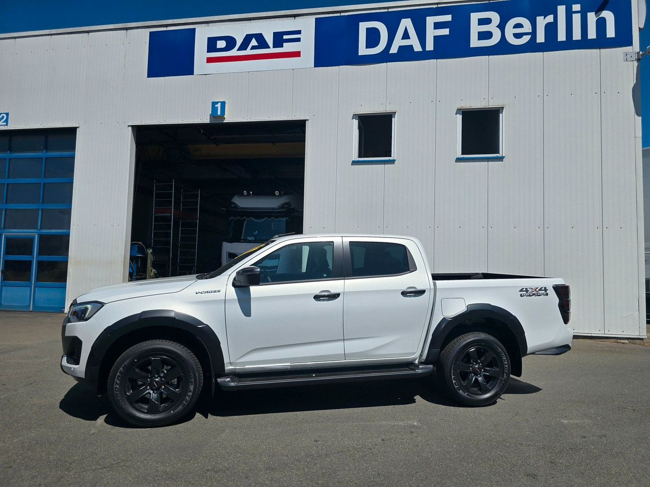 Isuzu D-Max V-Cross Dolomite Weiß Metallic - Внедорожник: фото 1 Isuzu D-Max V-Cross Dolomite Weiß Metallic - Внедорожник: фото 1