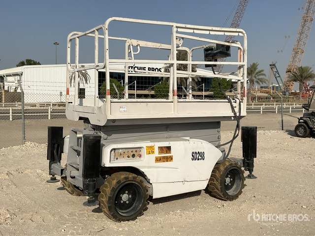2004 Haulotte Compact 12DX 4x4 Diesel Scissor Lift - Ножничный подъемник: фото 2 2004 Haulotte Compact 12DX 4x4 Diesel Scissor Lift - Ножничный подъемник: фото 2