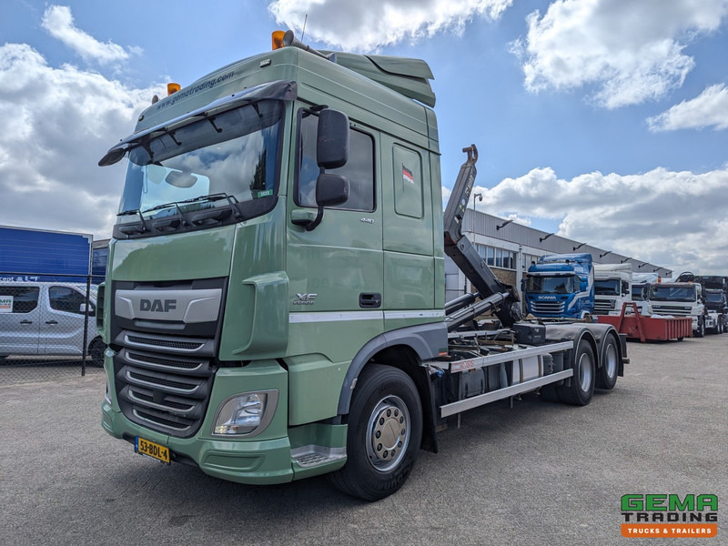 DAF XF 440 FAS 6x2 Spacecab Euro6A - HaakarmSysteem 21T - Hiab XR21S63 - Lift-As - Dubbele tanks - Крюковой мультилифт: фото 1 DAF XF 440 FAS 6x2 Spacecab Euro6A - HaakarmSysteem 21T - Hiab XR21S63 - Lift-As - Dubbele tanks - Крюковой мультилифт: фото 1