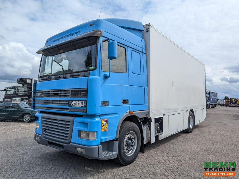 DAF XF95.430 4x2 Spacecab Euro2 - Retarder - Geslotenbak 7.7m - Handgeschakeld - Vangmuil - Грузовик с закрытым кузовом: фото 1 DAF XF95.430 4x2 Spacecab Euro2 - Retarder - Geslotenbak 7.7m - Handgeschakeld - Vangmuil - Грузовик с закрытым кузовом: фото 1