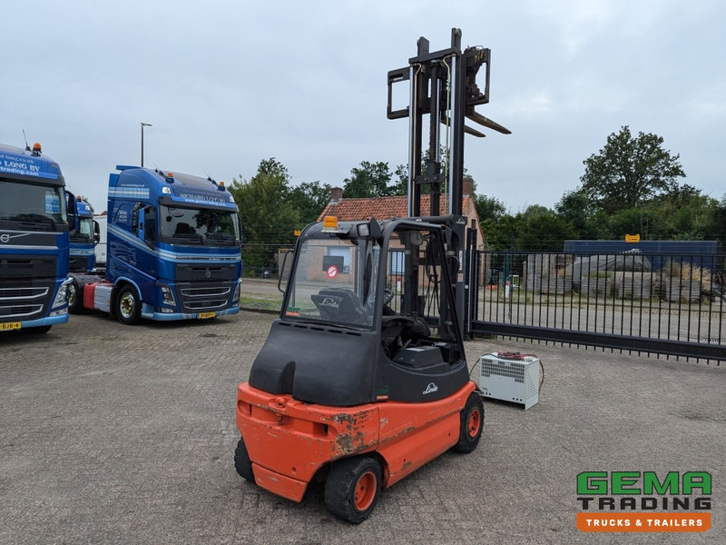 Linde E30 02 - 4058 uur - Duplex Mast - Volrubber Banden - Eurotron 80V-80A Oplader (M34) - Электропогрузчик: фото 3 Linde E30 02 - 4058 uur - Duplex Mast - Volrubber Banden - Eurotron 80V-80A Oplader (M34) - Электропогрузчик: фото 3