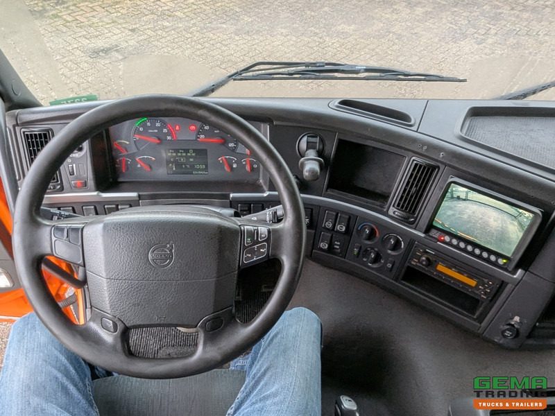 Фото интерьера 1: Тентованный грузовик Volvo FM330 6x2/4 Daycab Euro5 EEV - SchuifzeilenBak 6.7m. - KooiAap Aansluiting - HH Vloer - Rongen