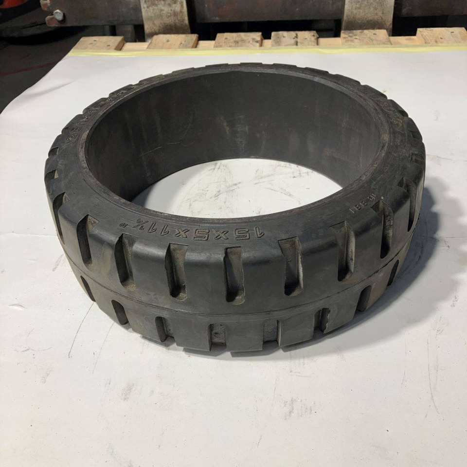 2X trelleborg 15x5x11 1/4 tyres - Шина для Погрузочно-разгрузочной техники: фото 2 2X trelleborg 15x5x11 1/4 tyres - Шина для Погрузочно-разгрузочной техники: фото 2