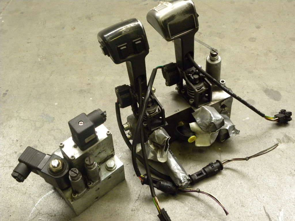 Hydraulic Consol with 2 hydraulic levers for Jungheinrich - Гидравлический клапан для Погрузочно-разгрузочной техники: фото 1 Hydraulic Consol with 2 hydraulic levers for Jungheinrich - Гидравлический клапан для Погрузочно-разгрузочной техники: фото 1