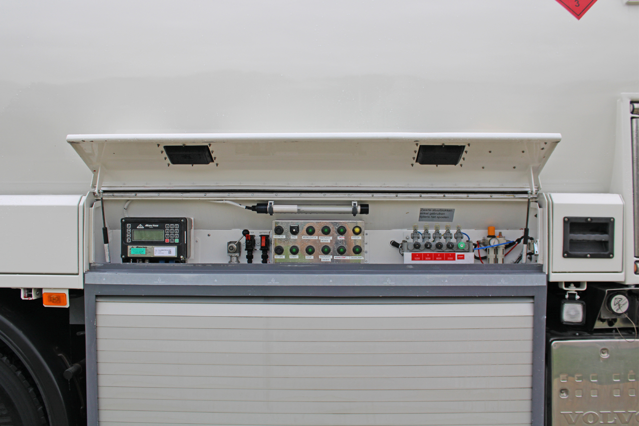 Грузовик-цистерна VOLVO FM: фото 10