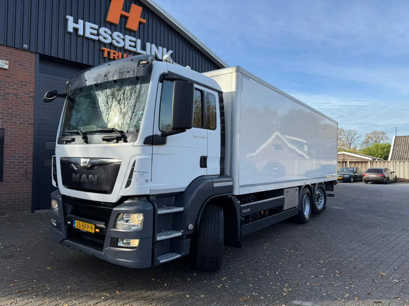 MAN TGS 26.320 7.6M Koffer Stuuras AHK 3.000KG LBW 243.060KM! NL Truck EURO 6 APK 02/2026 - Грузовик с закрытым кузовом: фото 1 MAN TGS 26.320 7.6M Koffer Stuuras AHK 3.000KG LBW 243.060KM! NL Truck EURO 6 APK 02/2026 - Грузовик с закрытым кузовом: фото 1