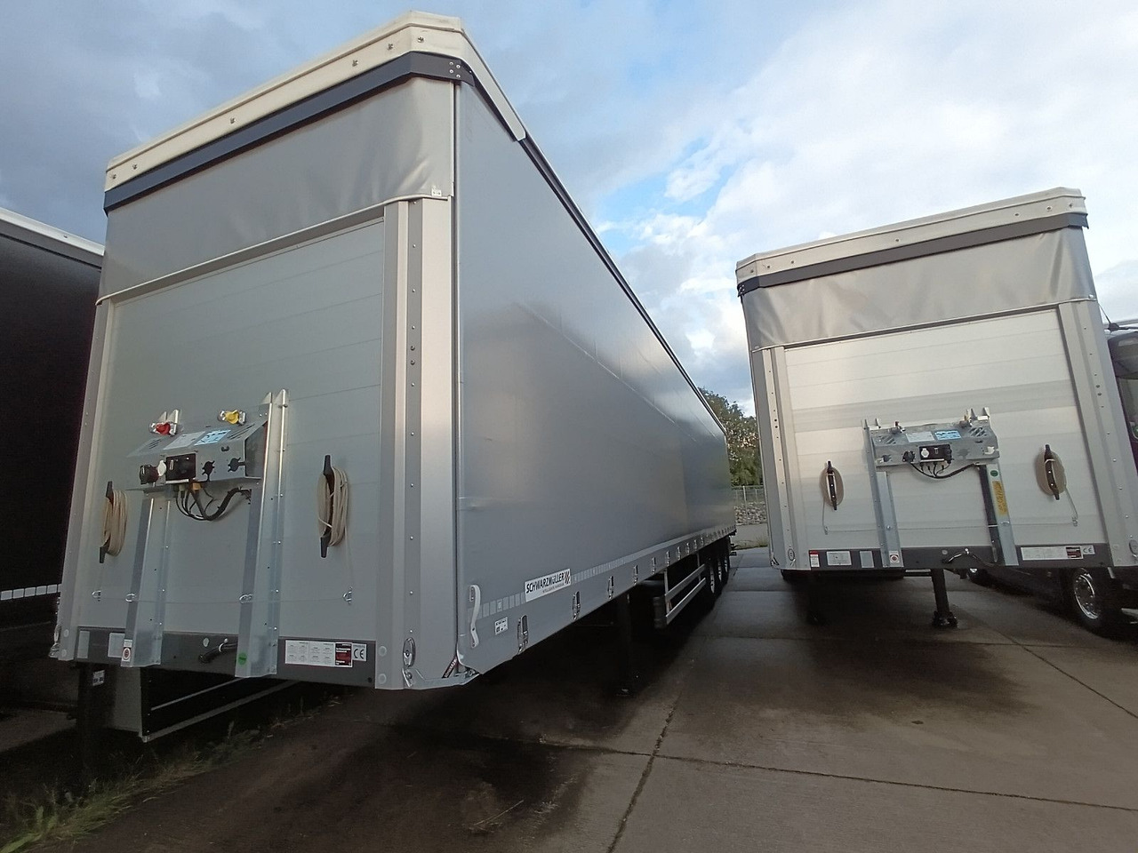 Schwarzmüller PowerLine LIFT/LENKACHSE HUBDACH 5880kg NEU Schwarzmüller PowerLine LIFT/LENKACHSE HUBDACH 5880kg NEU - Тентованный полуприцеп: фото 3 Schwarzmüller PowerLine LIFT/LENKACHSE HUBDACH 5880kg NEU Schwarzmüller PowerLine LIFT/LENKACHSE HUBDACH 5880kg NEU - Тентованный полуприцеп: фото 3