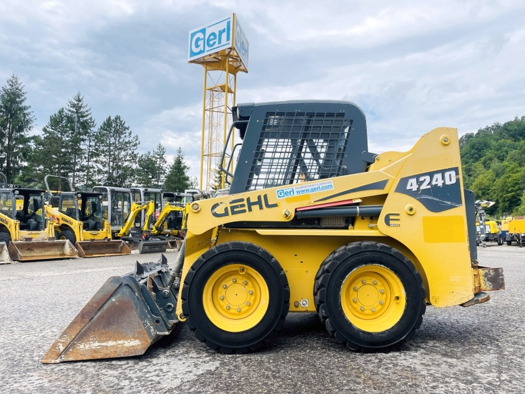 Gehl SL4240 (4035) - Мини-погрузчик с бортовым поворотом: фото 1 Gehl SL4240 (4035) - Мини-погрузчик с бортовым поворотом: фото 1