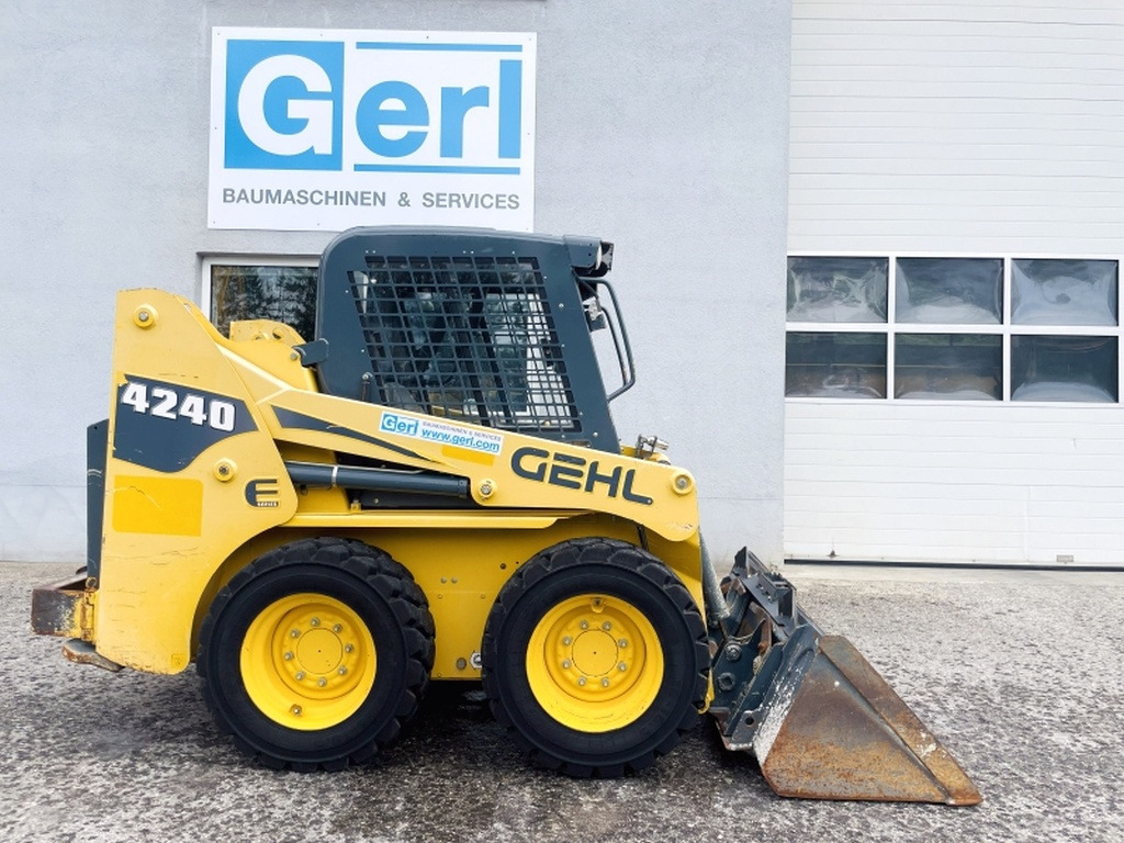 Gehl SL4240 (4035) - Мини-погрузчик с бортовым поворотом: фото 2 Gehl SL4240 (4035) - Мини-погрузчик с бортовым поворотом: фото 2