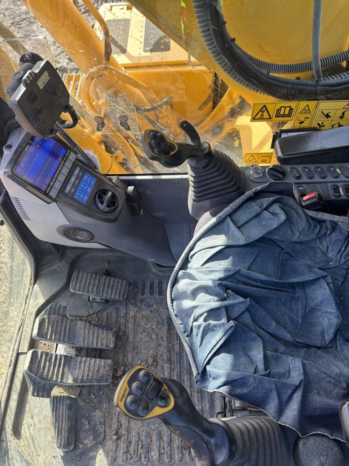 Komatsu PC240LC-11 - Гусеничный экскаватор: фото 3 Komatsu PC240LC-11 - Гусеничный экскаватор: фото 3