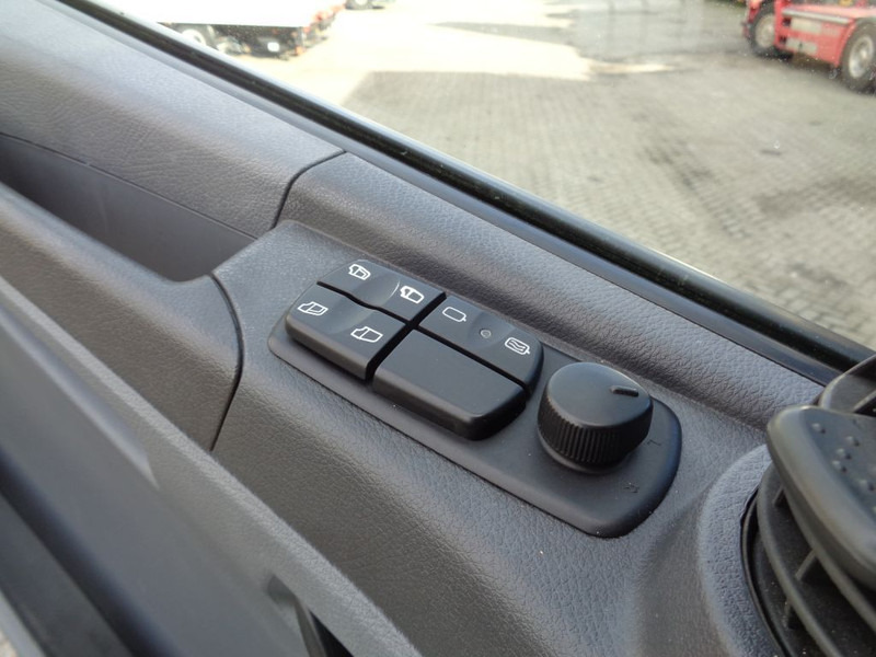 Грузовик с закрытым кузовом Mercedes-Benz AXOR 1823 + Dhollandia Lift: фото 16 Грузовик с закрытым кузовом Mercedes-Benz AXOR 1823 + Dhollandia Lift: фото 16