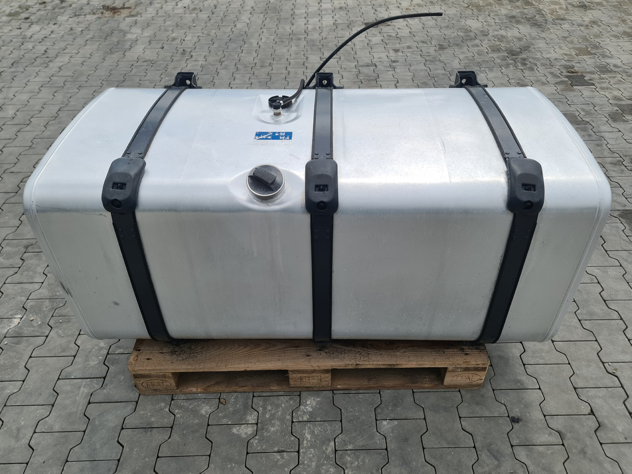 SCANIA FUEL TANK / COMPLETE / 600 LITERS / WORLDWIDE DELIVERY - Топливный бак: фото 1 SCANIA FUEL TANK / COMPLETE / 600 LITERS / WORLDWIDE DELIVERY - Топливный бак: фото 1