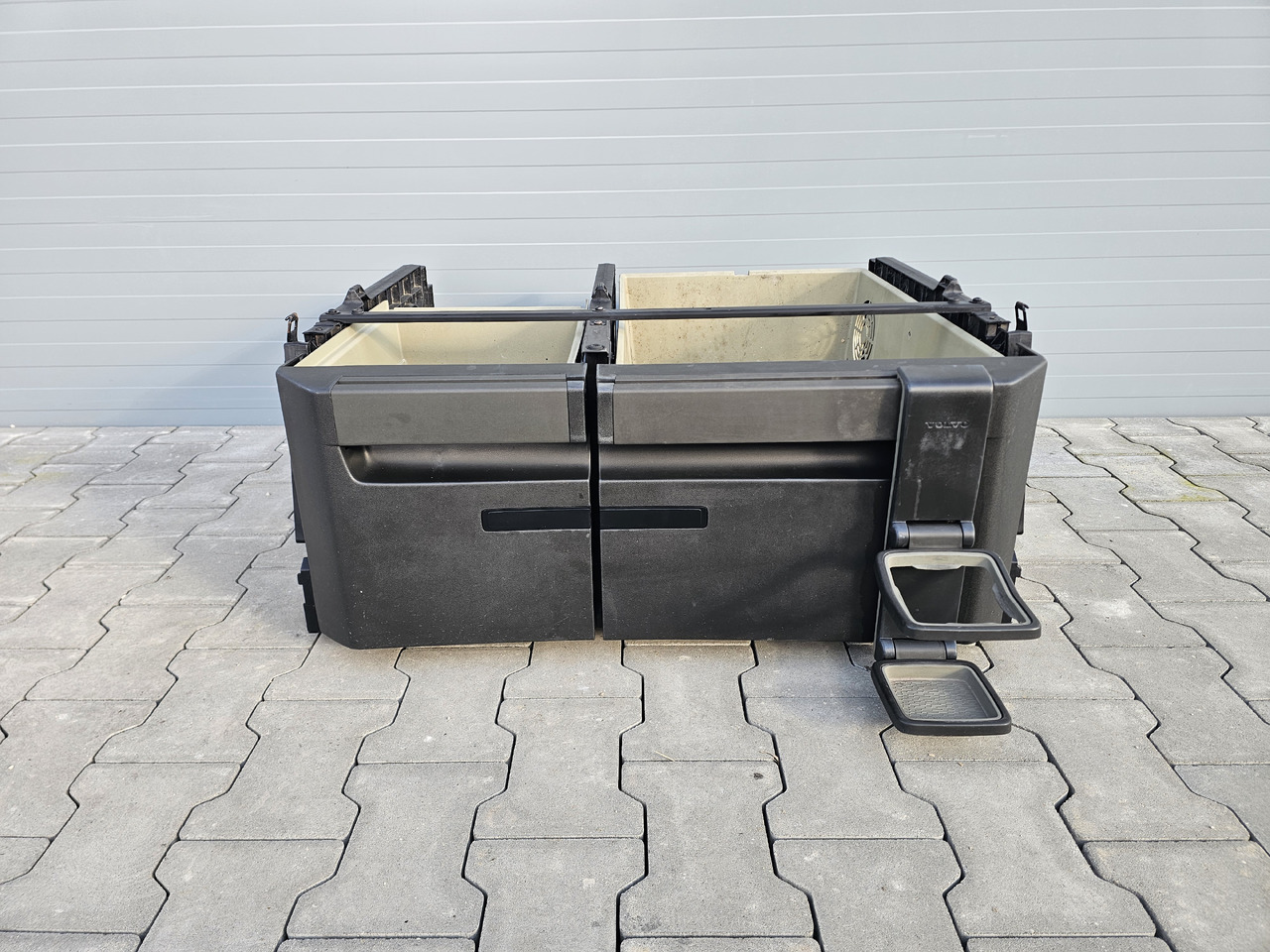VOLVO FH4 / CABIN UNDERBED STORAGE / 23538347 23538293 - Кабина и интерьер: фото 2 VOLVO FH4 / CABIN UNDERBED STORAGE / 23538347 23538293 - Кабина и интерьер: фото 2