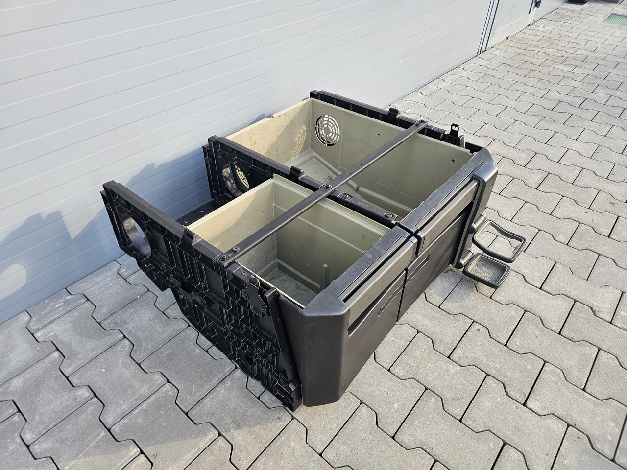 VOLVO FH4 / CABIN UNDERBED STORAGE / 23538347 23538293 - Кабина и интерьер: фото 3 VOLVO FH4 / CABIN UNDERBED STORAGE / 23538347 23538293 - Кабина и интерьер: фото 3