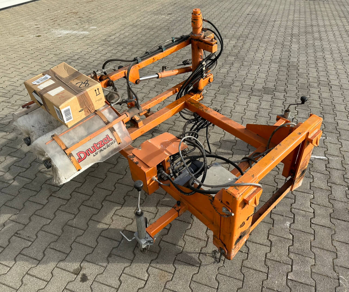 Unimog Leitpfostenwaschgerät Drutzel LWG-U-300 - Другая техника: фото 1 Unimog Leitpfostenwaschgerät Drutzel LWG-U-300 - Другая техника: фото 1