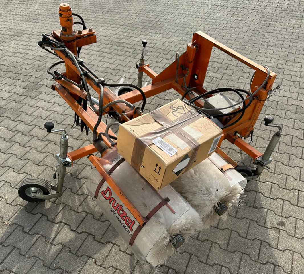 Unimog Leitpfostenwaschgerät Drutzel LWG-U-300 - Другая техника: фото 3 Unimog Leitpfostenwaschgerät Drutzel LWG-U-300 - Другая техника: фото 3