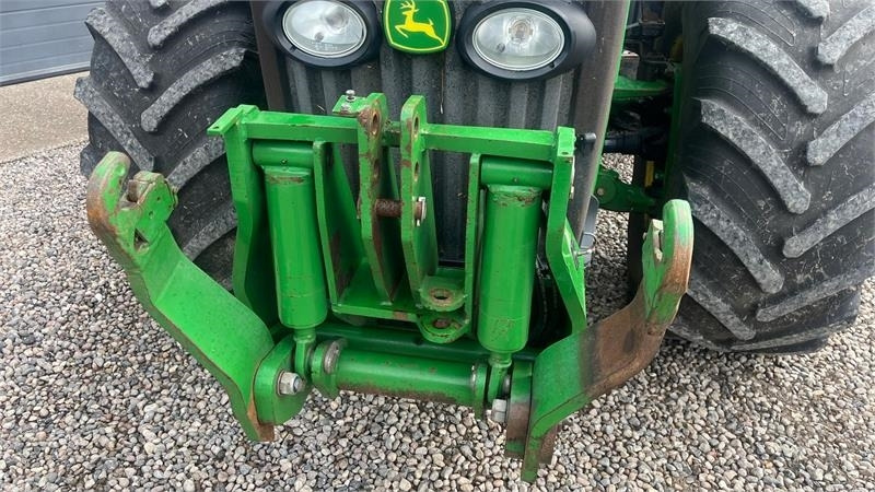 John Deere 8230 Med frontlift  - Трактор: фото 4 John Deere 8230 Med frontlift  - Трактор: фото 4