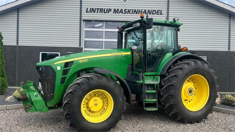 John Deere 8230 Med frontlift  - Трактор: фото 1 John Deere 8230 Med frontlift  - Трактор: фото 1