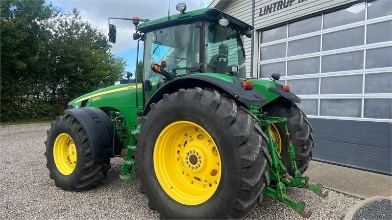 John Deere 8230 Med frontlift  - Трактор: фото 3 John Deere 8230 Med frontlift  - Трактор: фото 3