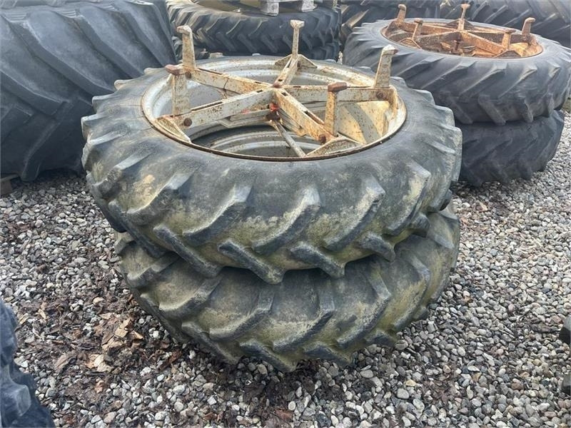 Pirelli 12,4R36 Molcon 5 arme bred - Шина для Сельскохозяйственной техники: фото 1 Pirelli 12,4R36 Molcon 5 arme bred - Шина для Сельскохозяйственной техники: фото 1