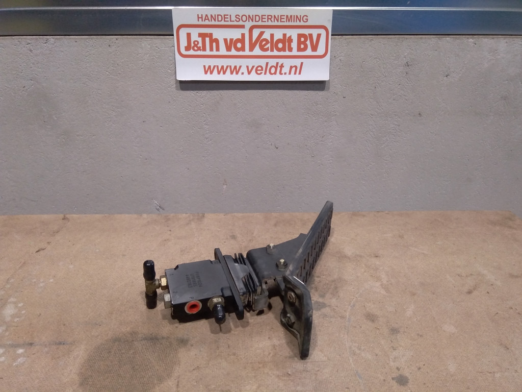 Hitachi 4465183 - - Педаль для Строительной техники: фото 2 Hitachi 4465183 - - Педаль для Строительной техники: фото 2