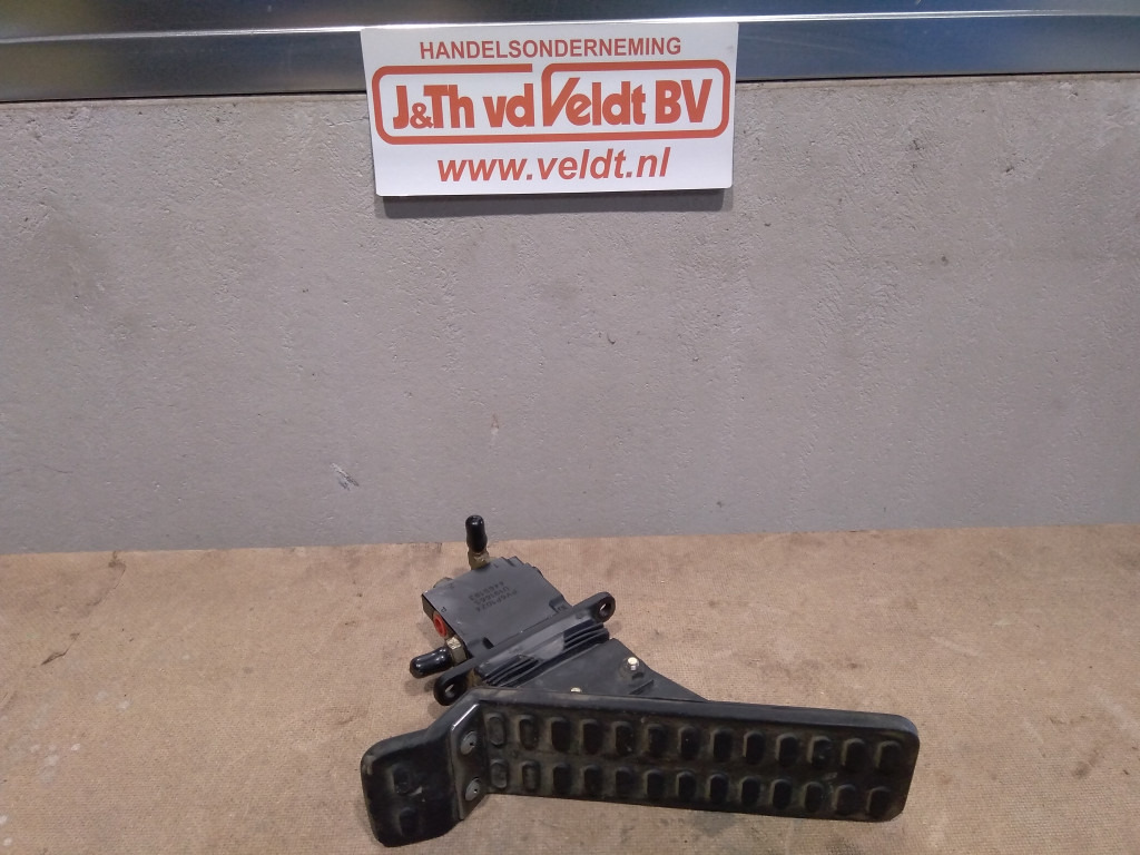 Hitachi 4465183 - - Педаль для Строительной техники: фото 3 Hitachi 4465183 - - Педаль для Строительной техники: фото 3