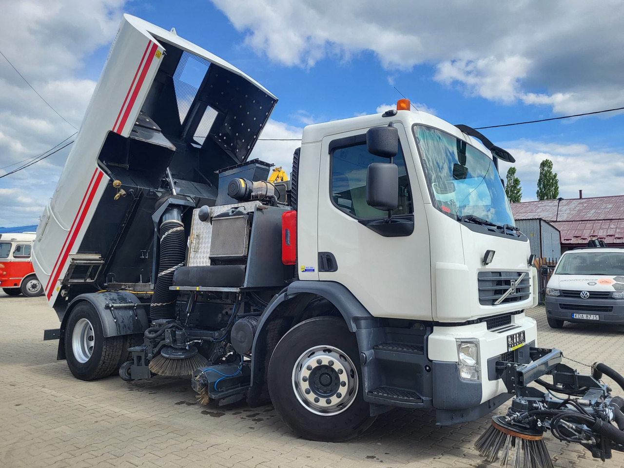 Volvo FE 320 two engines - Подметально-уборочная машина: фото 4 Volvo FE 320 two engines - Подметально-уборочная машина: фото 4