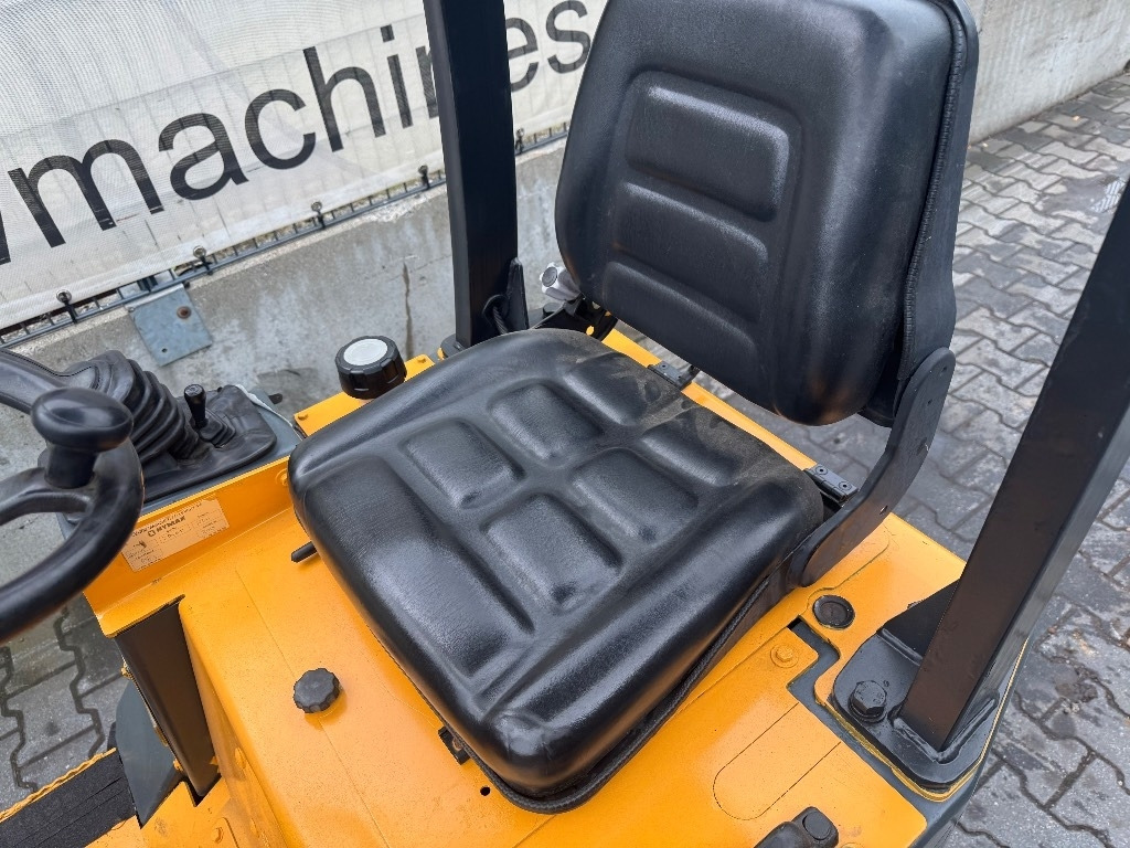 GiANT B204SW - Компактный фронтальный погрузчик: фото 5 GiANT B204SW - Компактный фронтальный погрузчик: фото 5