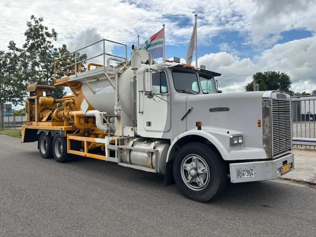 Freightliner 3 AXLE RIGID BODY chassis cabine - Грузовик-шасси: фото 1 Freightliner 3 AXLE RIGID BODY chassis cabine - Грузовик-шасси: фото 1