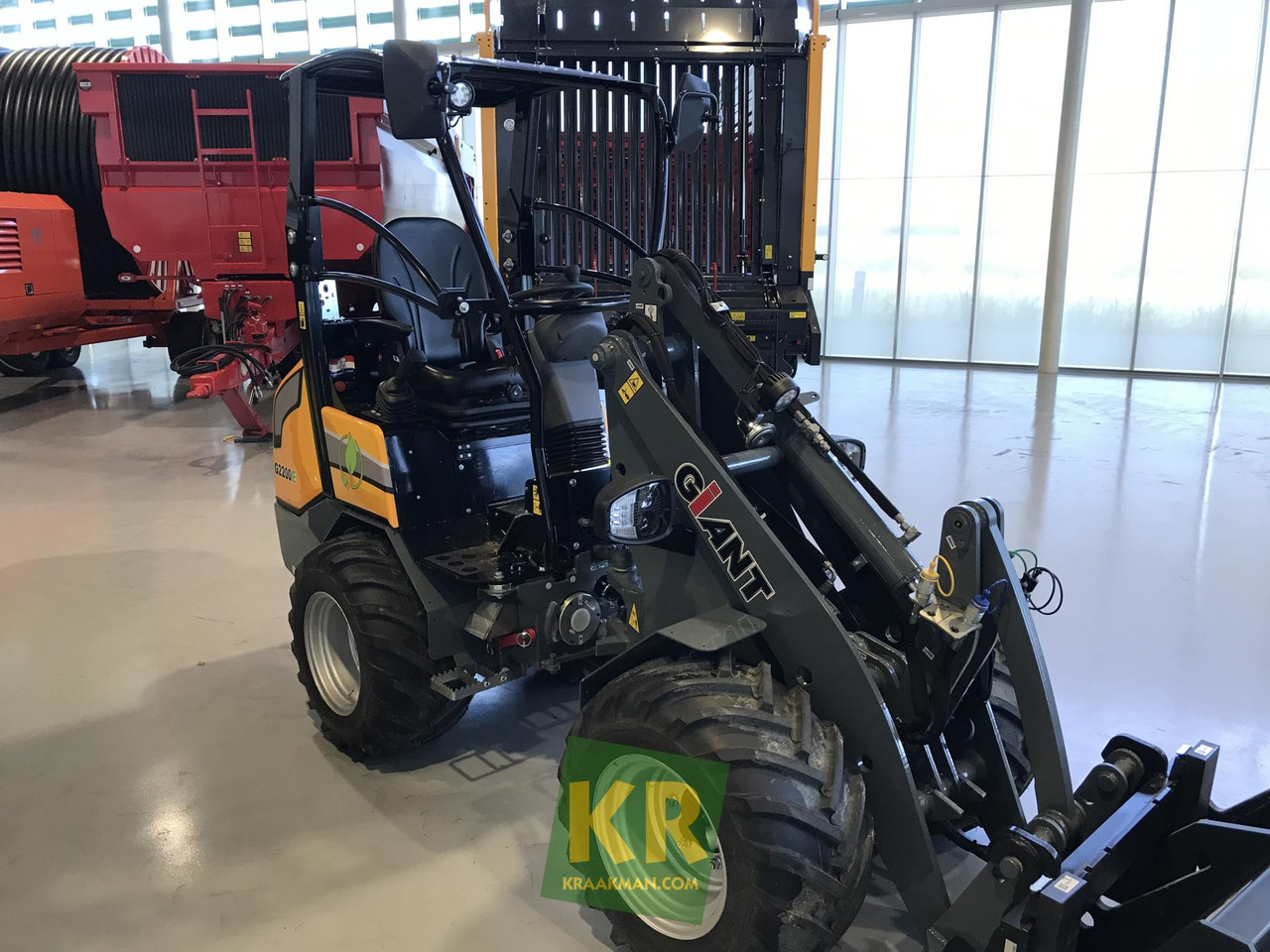 G2200E Giant - Компактный фронтальный погрузчик: фото 2 G2200E Giant - Компактный фронтальный погрузчик: фото 2