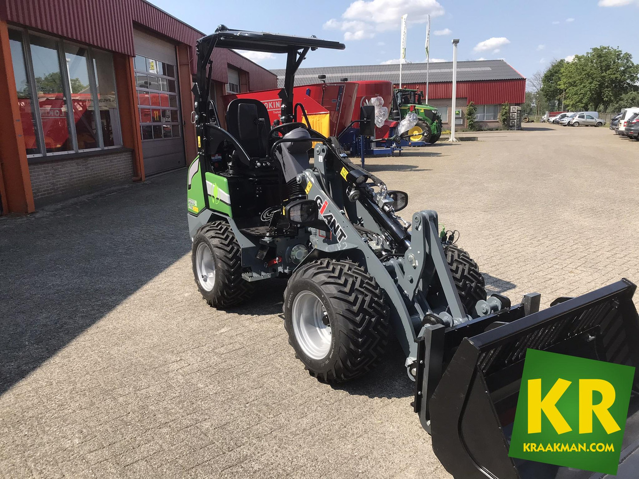 G2200E Giant - Компактный фронтальный погрузчик: фото 2 G2200E Giant - Компактный фронтальный погрузчик: фото 2