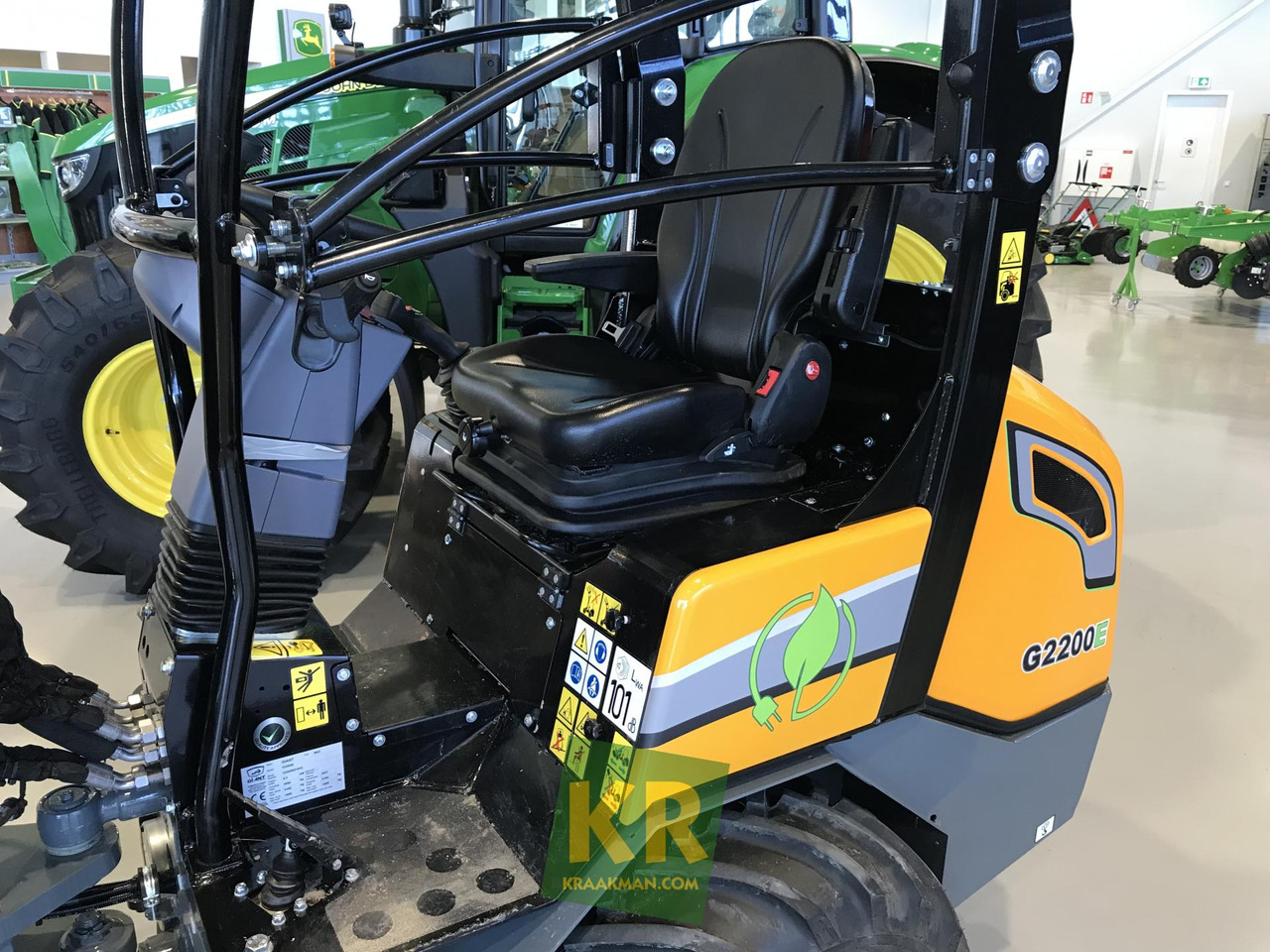 G2200E Giant - Компактный фронтальный погрузчик: фото 3 G2200E Giant - Компактный фронтальный погрузчик: фото 3