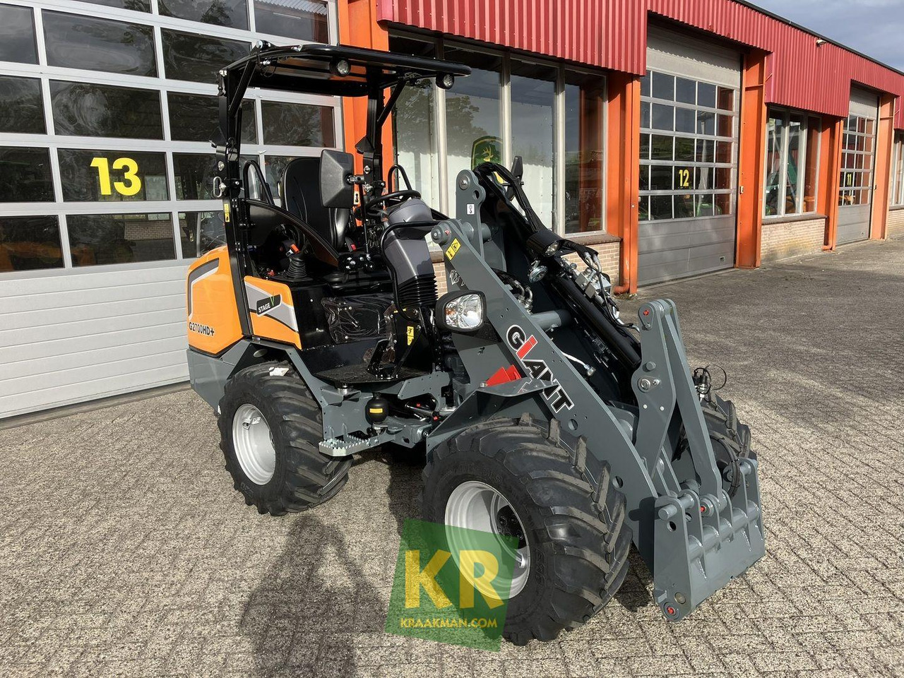 G2700 HD+ Giant - Компактный фронтальный погрузчик: фото 2 G2700 HD+ Giant - Компактный фронтальный погрузчик: фото 2