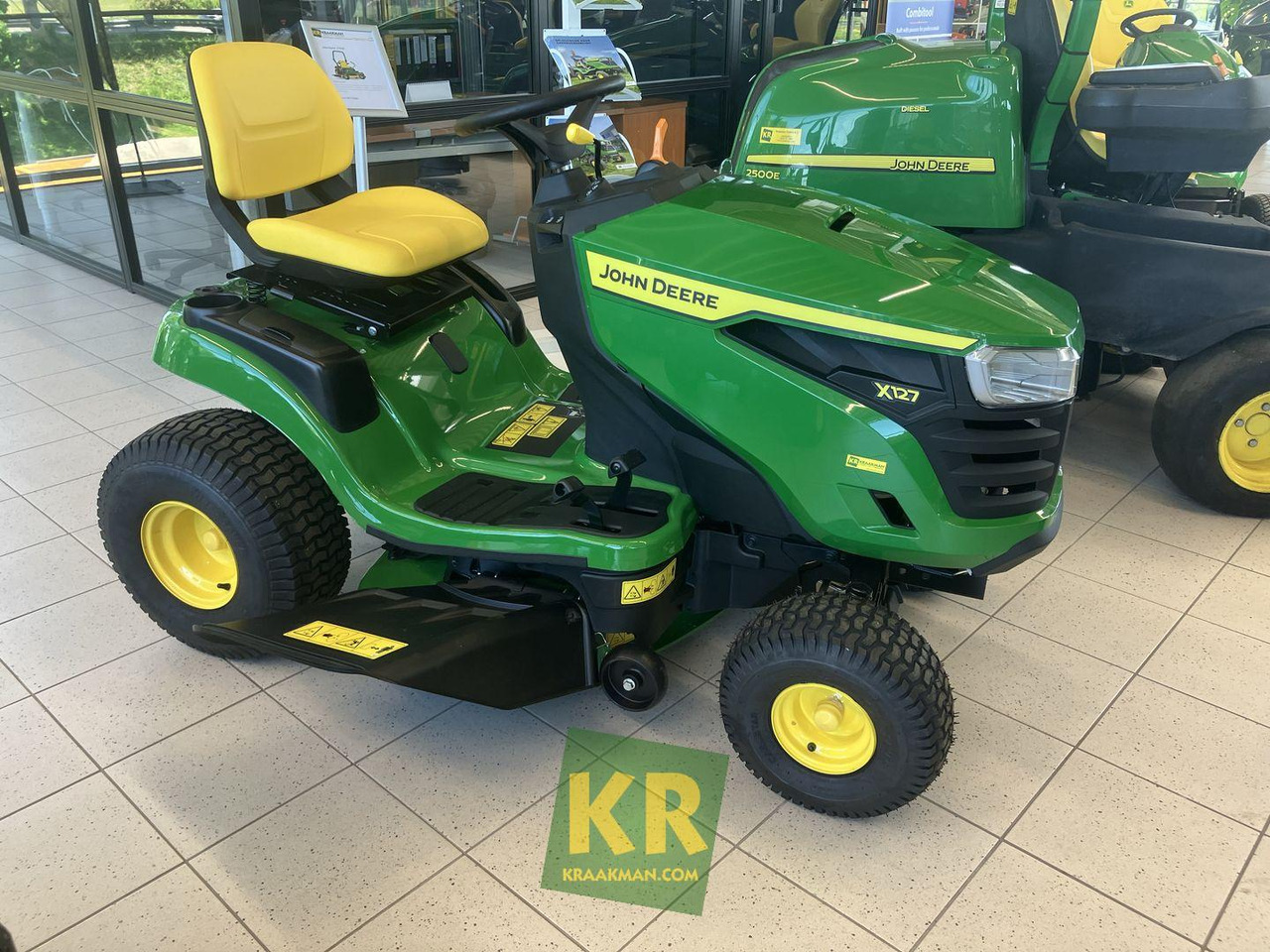 John Deere X127 - Газонокосилка: фото 2 John Deere X127 - Газонокосилка: фото 2